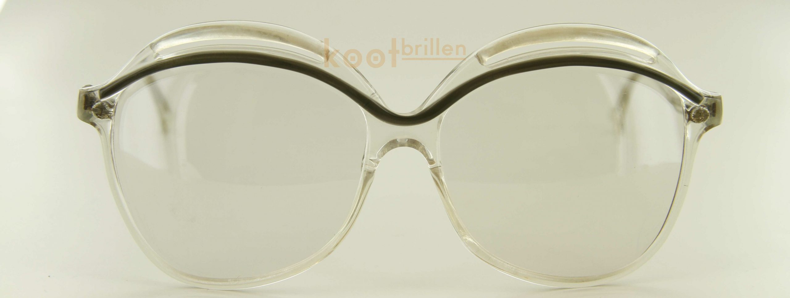 Vintage Charles Jourdan CJ05-749