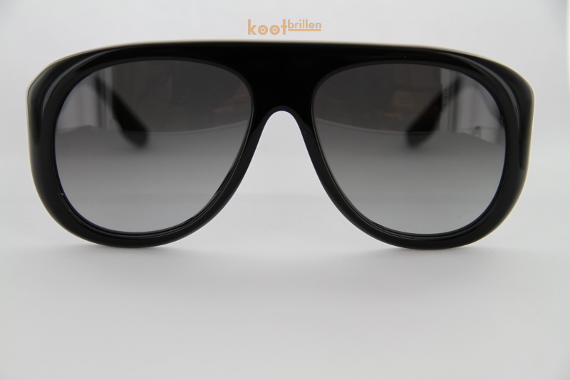 Victoria Beckham zon VB141s